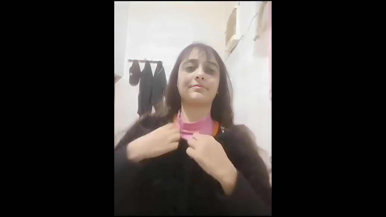 Stunning Desi Bhabhi Flashes Juicy Boobs in Viral Desi MMS Video