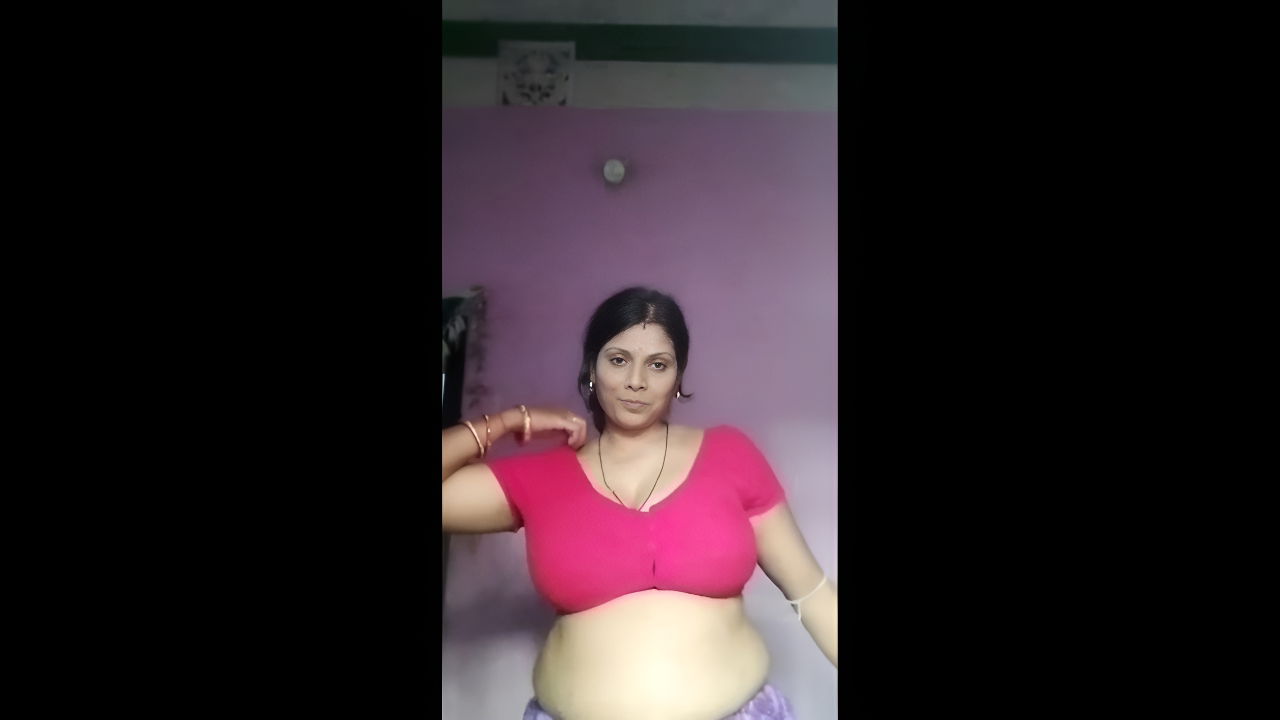 Hot Desi Aunty Flashes Boobs and Pussy in Steamy Desi MMS Video