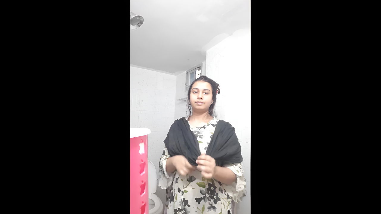 Busty Bangla Aunty Bathing Sensually – Non-Nude Desi Video