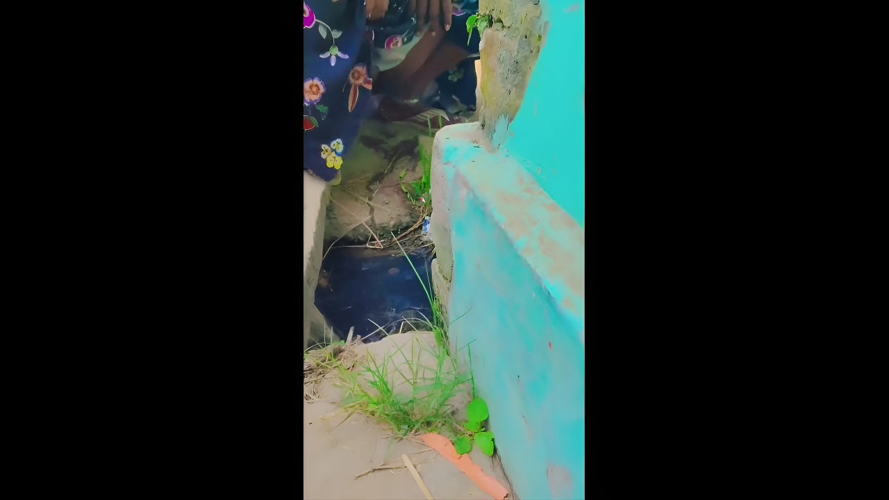 Sexy Desi Bhabhi Outdoor Pee – Viral Desi MMS Video on Desi49